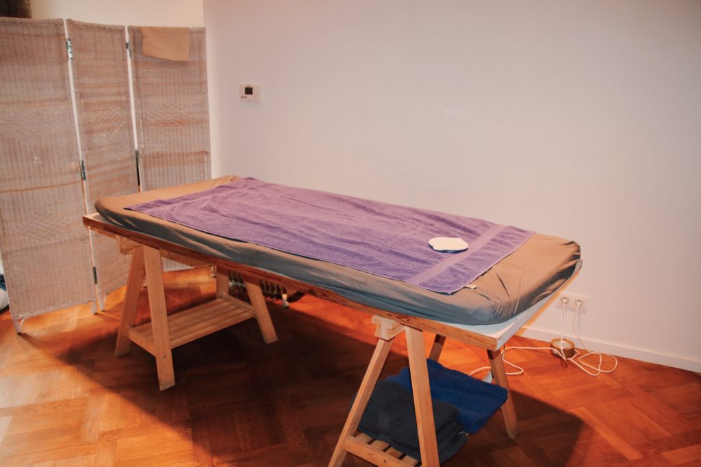 Une table de massage sensitif du centre Espace des Saphirs